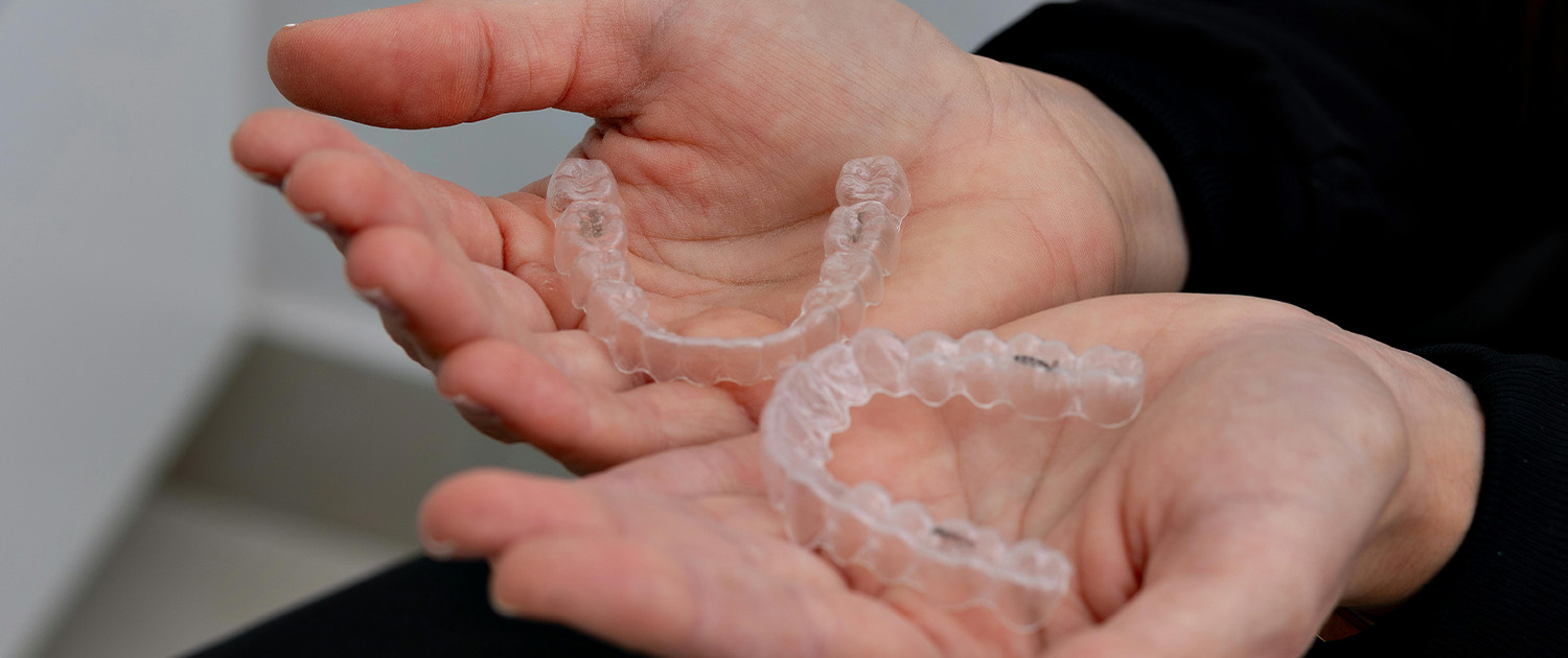 Nošenje retainera kako se zubi nebi pomicali